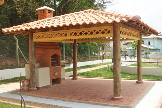 QUIOSQUES E ÁREAS EM EUCALIPTO TRATADO